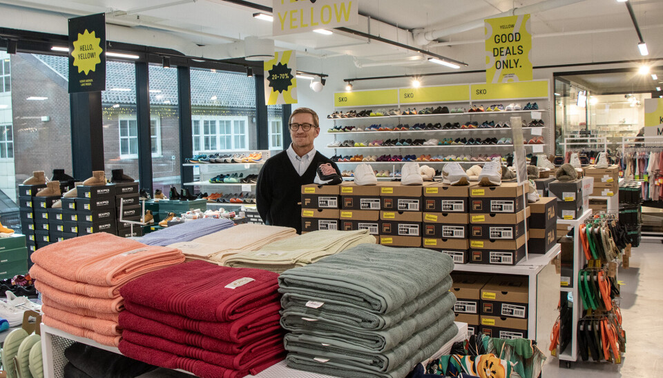 – Bare butikker som selger produkter i den nye delen av kjøpesenteret Tangvall Arena, sier senterleder Tom Andreas Hestås, her i butikken Yellow som åpner torsdag 7. november,