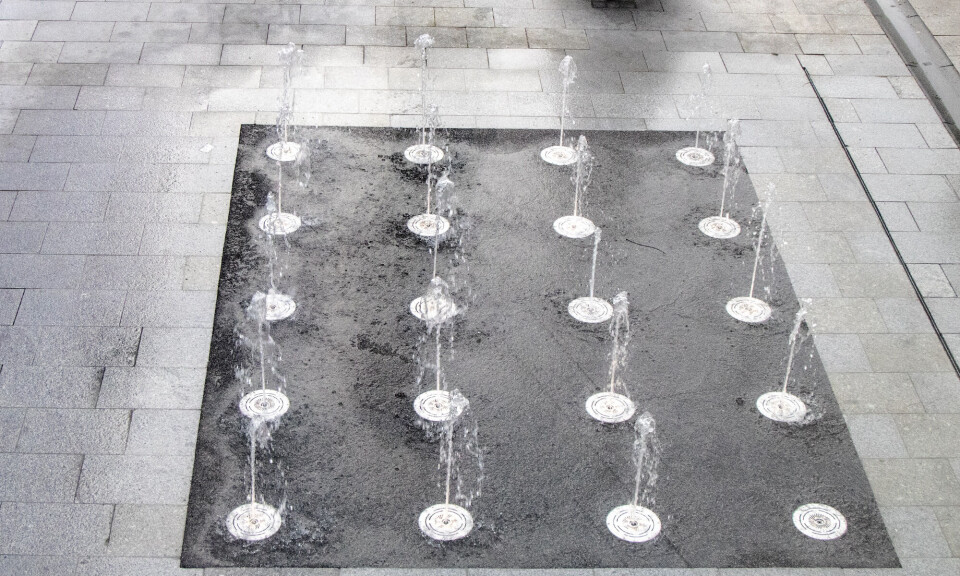 Fontene med fargede lys og musikk er en nykommer på gateplan mellom trinn I og II på Tangvall Arena.