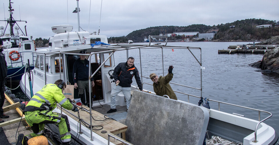 Dugnadsinnsatsen er det aldri noe å si på i Søgne dykkerklubb. Her er klubbmedlemmer i gang med tilpasninger i den nye dykkerbåten «Snorkel 4»