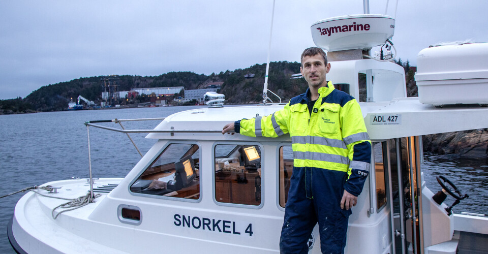 Leder i Søgne dykkerklubb, Karl Klungland viser stolt frem klubben nye «Snorkel 4».