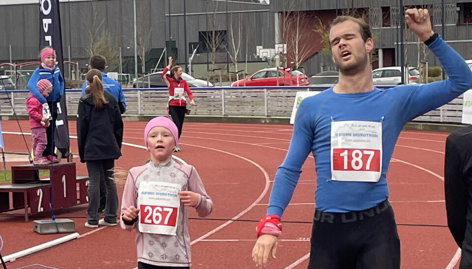Unge og gamle jubler for målpassering.