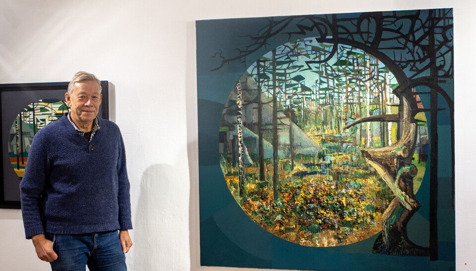 Søgne kunstlag stiller ut verk fra Erlend Evensen i Galleri Fjøset. Her med lunstlagets leder, Nere Skomedal.