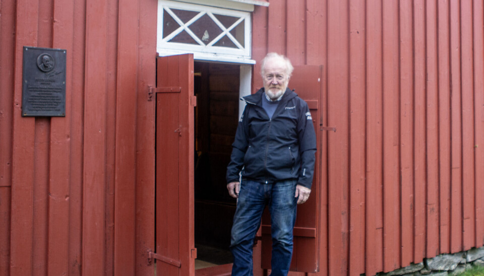 Karl Gustav Johansen ønsker velkommen inn i bygdemuseet som er åpent om søndager.