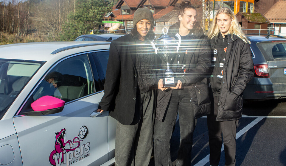En skinnende pokal. De svenske landslagsspillerne og Vipers-profilene Jamina Roberts, Carin Strömberg og Nina Koppang gjorde seg klare til å overraske alle barna.