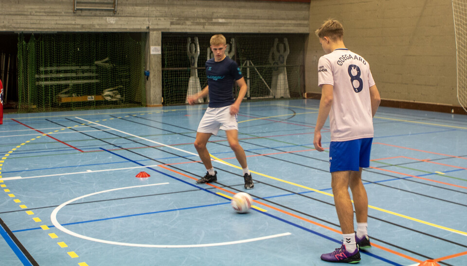 Håkon Fjeld(t.v) spiller fast på Søgnes herrelag i 4.divisjon. I Futsal skal han møte flere av sine lagkamerater i det rivaliserende oppgjøret mellom Høllen FK og Søgne FK.