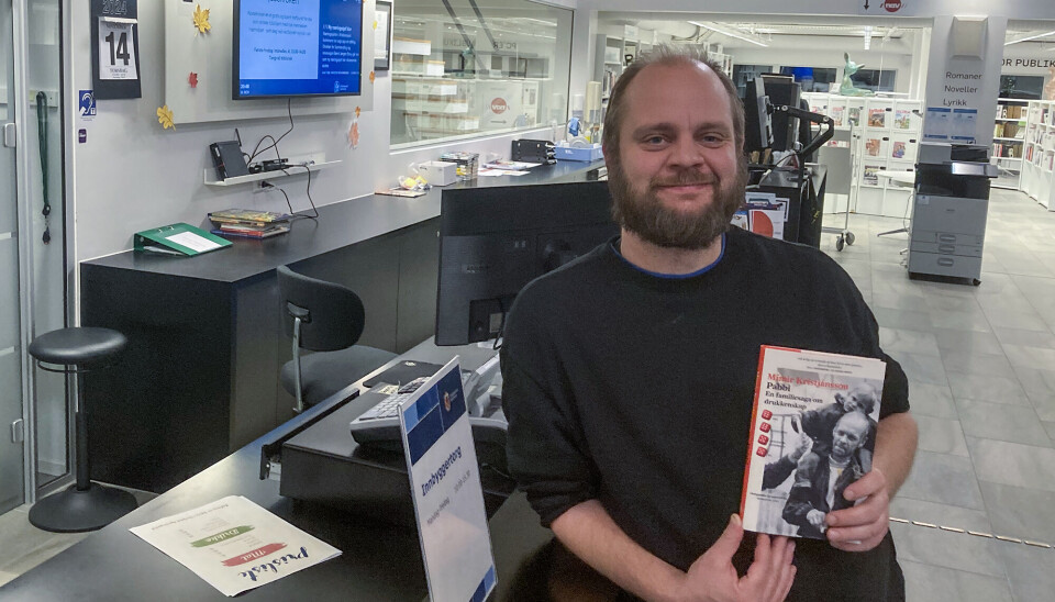 Mímir Kristjánsson med boken sin Pabbi. Her fra bokbadet, en samtale om boka på biblioteket på Tangvall.