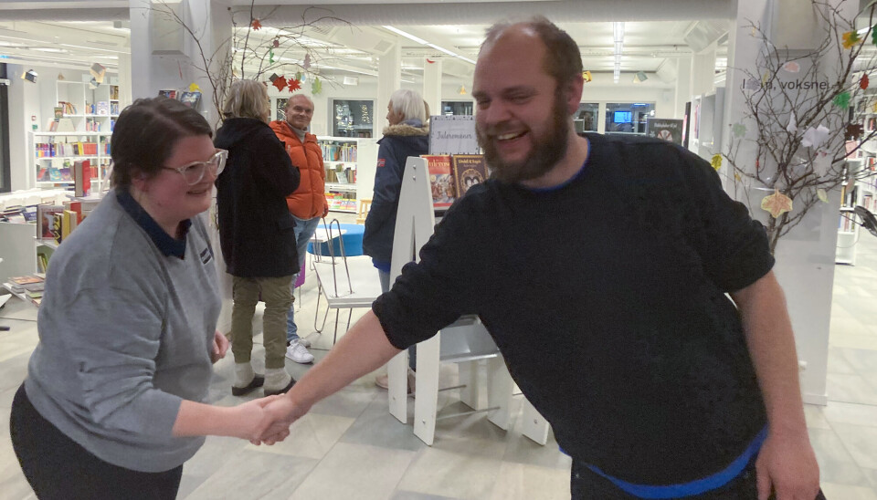 Flere ønsket å hilse på Mímir Kristjánsson etter bokbadet på biblioteket i Søgne.