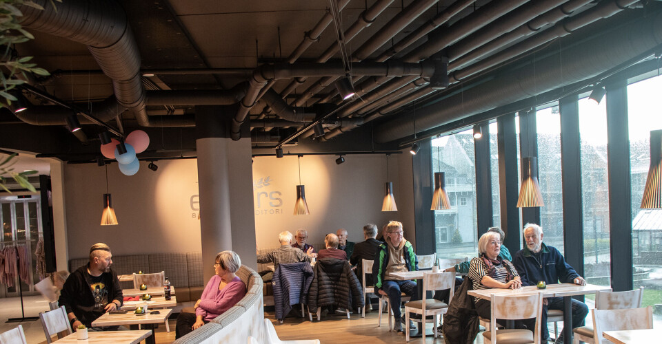 En lørdag ettermiddag er det godt med gjester rundt bordene på Edgars bakeri.