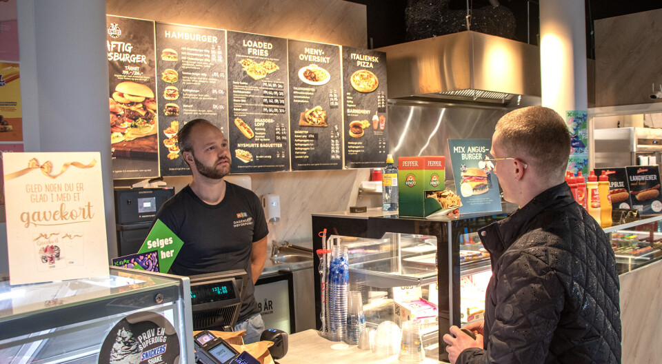 Kunden som slår av en prat med André Hoem på MIX sier til N247 at han handler regelmessig her og er strålende fornøyd med servicen.