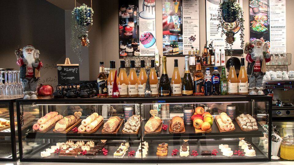 Bak fristende kaker skjuler det seg en meny med varierte retter med opphav i gresk kjøkken.