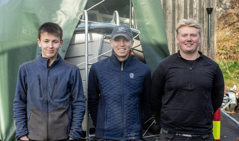Mats Byklum, Konrad Grindland og Vetle Andersen nyter det milde høstværet med forberedelser av båten til neste års sommersesong.