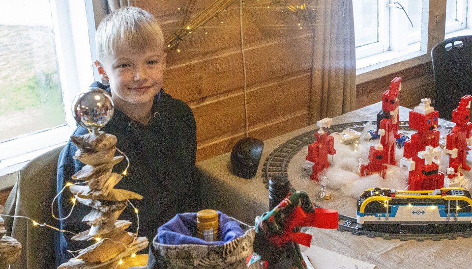 Daniel Sørheim (10) hadde laget en legoutstilling for anledningen. Han debuterer som selger i en av bodene på årets julemarked.