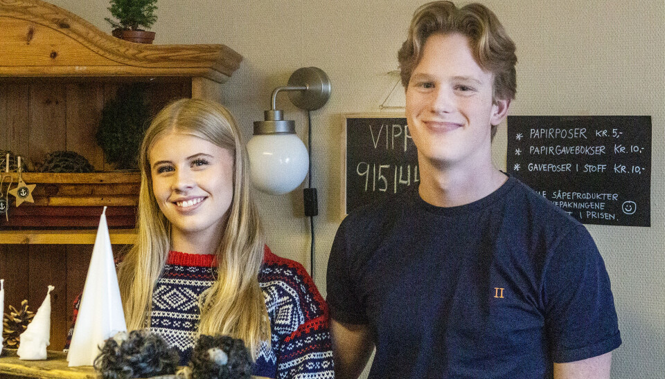 Mina Strand (16) har deltatt på det årlige julemarkedet med salg av egne produserte lys og pyntegjenstander siden hun var fire år. Kjæresten Åsmund Emil Erøy stiller velvillig opp som som hjelper.