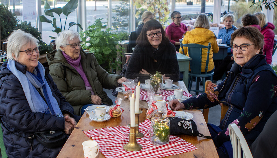 Blant gjestene var en gruppe damer som skrøt uhemmet av kaféen: – Vi synes det er viktig å støtte elevbedriften. Det er så utrolig koselig her, og jentene er veldig hyggelige. Det er en uformell og fin stemning i lokalet, og vi kommer garantert tilbake!