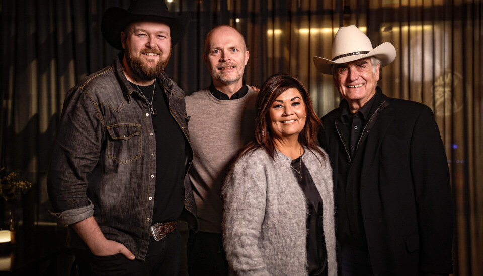 Arthur Stulien, Tom Jarle Istad Kristiansen, Ine Repstad Hansen og Bjøro Håland ønsker velkommen til julekonsert i Søgne hovedkirke, en konsert der country og gospel går hånd i hånd.