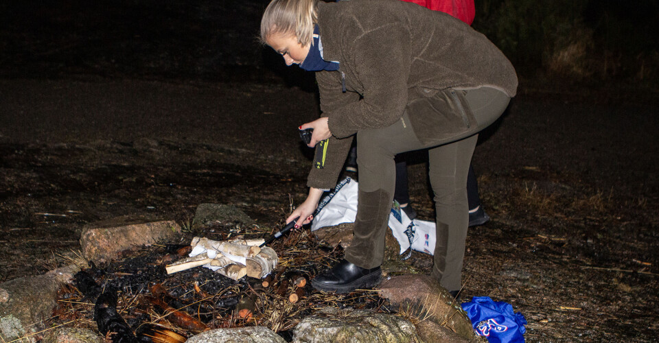 Julie Nygård er leder for BARK i Songdalen og forteller at gruppen har holdt på i et og et halvt år. Her gjør hun seg klar til å fyre opp bålet.