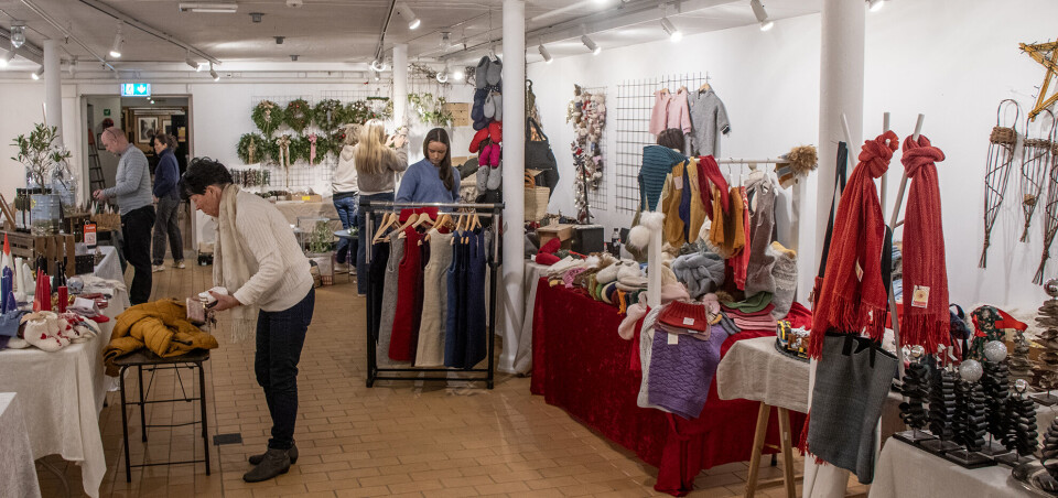 Hektisk aktivitet i Galleri fjøset under rigging til julemarkedet torsdag kveld.