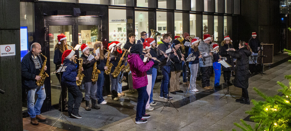 Søgne skolekorps med vakker julemusikk under tenningen av juletreet på Tangvall 30. november