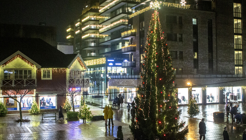 Årets juletre er beskrevet som det flotteste som noen gang har stått på torvet på Tangvall