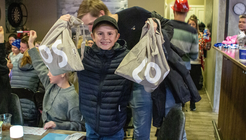 Tobias (9) gikk ikke tomhendt hjem fra barnebingoen