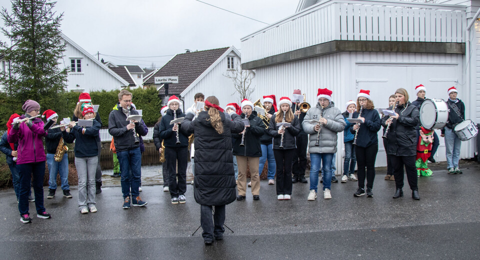 Søgne skolekorps med forsterkning fra Søgne musikkorps underholdt tilskuerne før lysens ble tent på årets julegran på Lunde søndag.