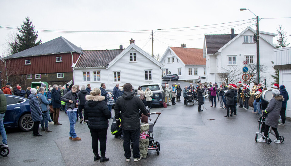 De fremmøtte på Lunde lytter til korpsene mens de venter på at lysene skal tennes.