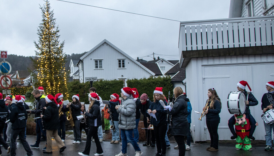 Lysene er tent og musikanter og fremmøte gjør seg klar for å gå i tog til Heimklang.