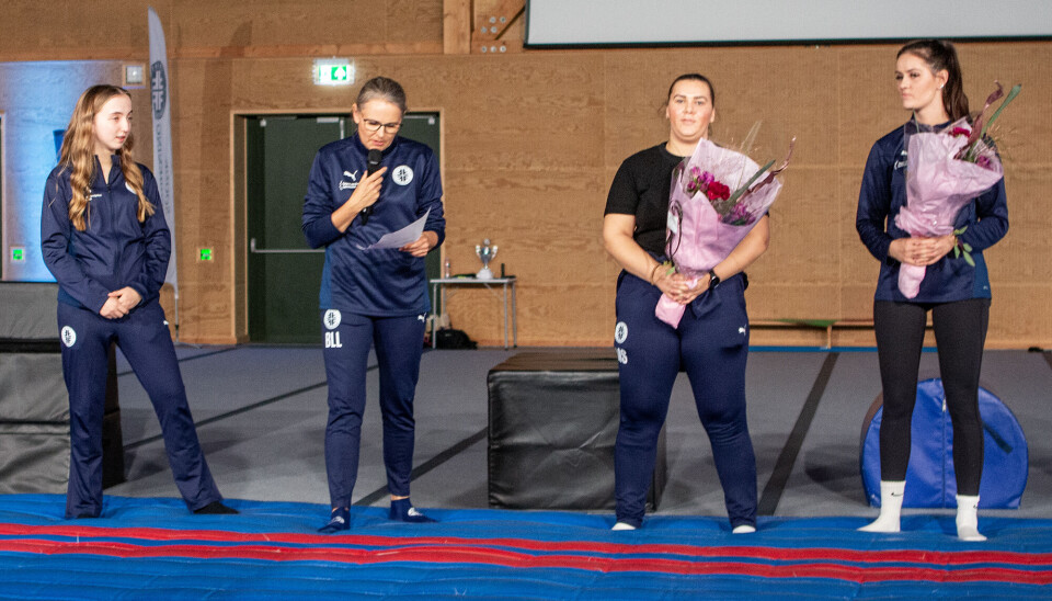 Malin Stubstad og Karoline Bakke takkes for 20 års innsats i turnforeningen av Bente Løvdal. Til venstre står Erika Leonore Vatne