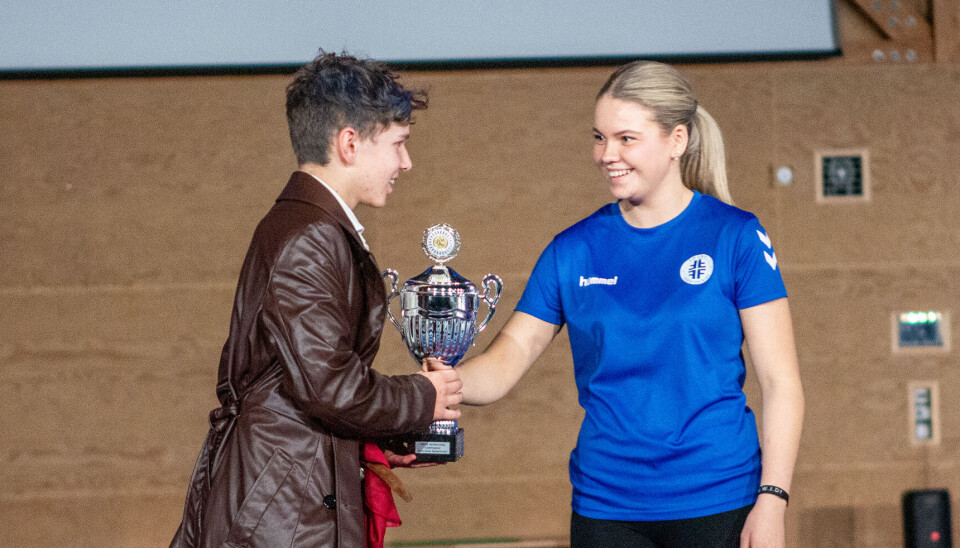 Vilde Kvamme overrekker vandrepokalen for «årets medtrener» til Markus Solhøi
