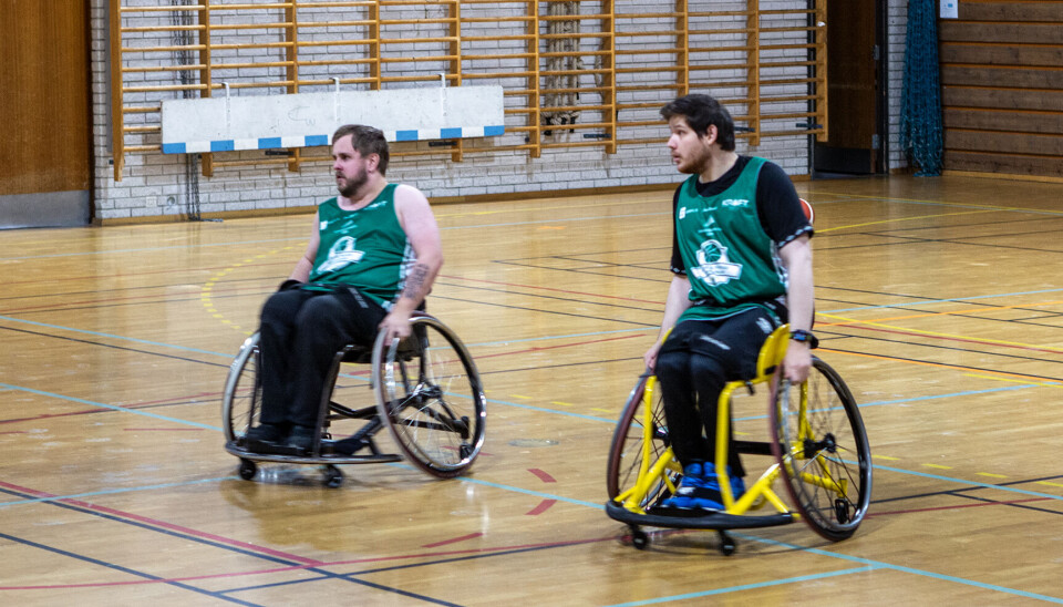 Sasja Austrud (t.h.) er norsk landslagsspiller i rullestolbasket.
