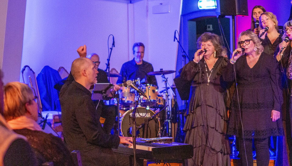 Tom Jarle Istad Kristiansen leder koret gjennom julekonserten.