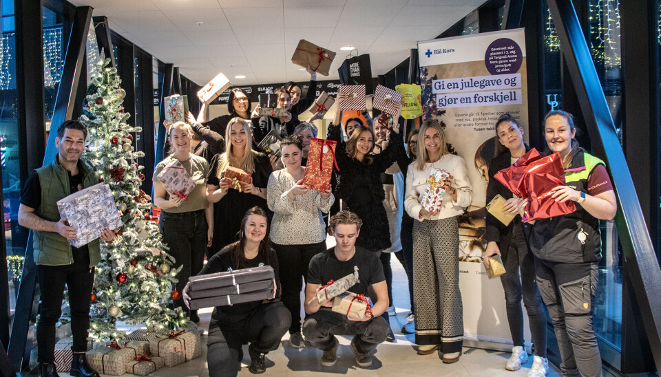 Representanter for butikker, serveringsbedrifter og øvrige nærngsaktører i Tangvall Arena var først ute med å levere julegaver som skal videreformidles av Blå Kors Kristiansand denne julen.