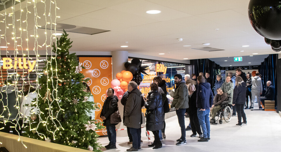 Klokka nærmer seg 10.00 torsdag, og kunder venter på å slippe inn på Tangvall Arenas seneste tilskudd, butikken Billy.