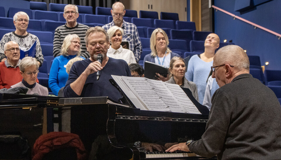 Tuntrallen med musikalsk leder Aleksander Gluch har med seg flere solister til julekonserten i Sygna. Her Knut Olav Knutsen under korets siste øvelse før julekonserten.