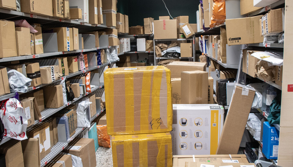 Store og små pakker venter på å bli hentet av sine eiere.