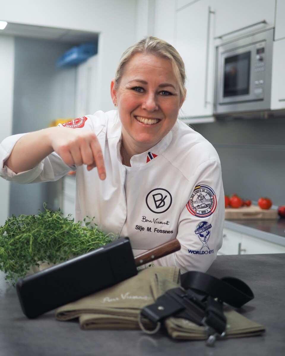 Silje viser frem knivsliren og beltet som ivaretar både sikkerhet og hygiene på kjøkkenet.