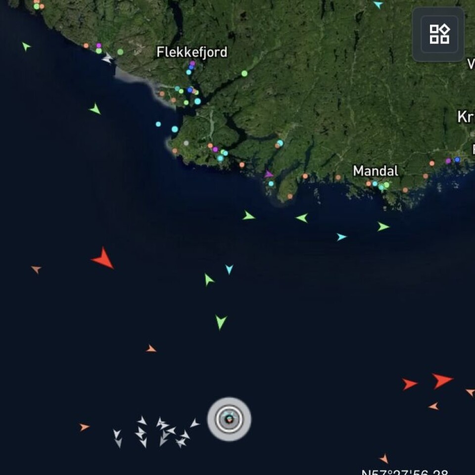 Redningskøyta er på plass ved havaristen klokken 19.20.
