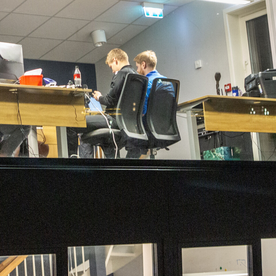 Nei, dette er ikke kontraktforhandlinger med A-lagets hovedtrener Sondre Enersen. Det er innspilling av podcast der Søgne FK skal stå i sentrum.