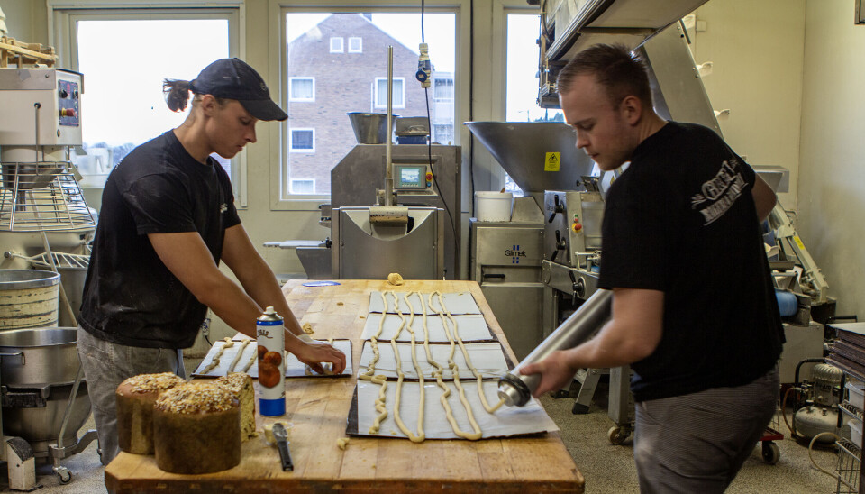 Lars og Martin er i full gang med produksjonen av Brune pinner