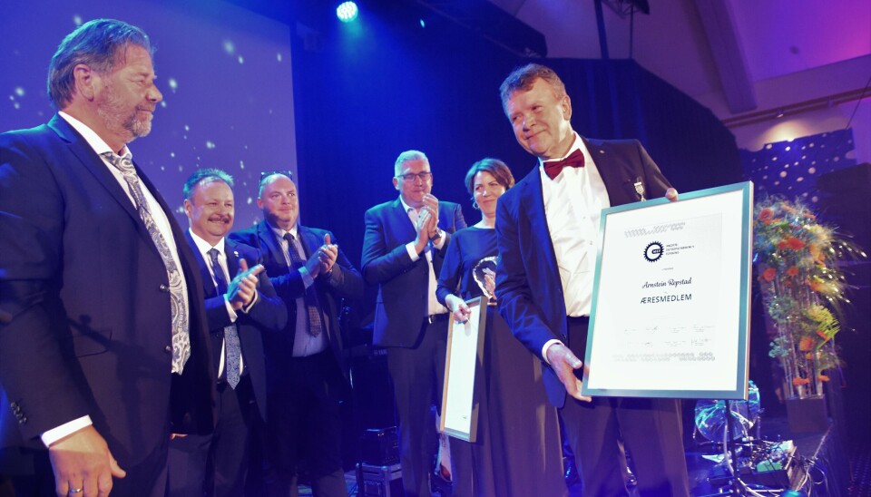 I 2022 gikk Arnstein Repstad av som øverste leder av Maskinentreprenørenes forbund etter 14 år som øverste leder. Han ble samtidig utnevnt til æresmedlem.