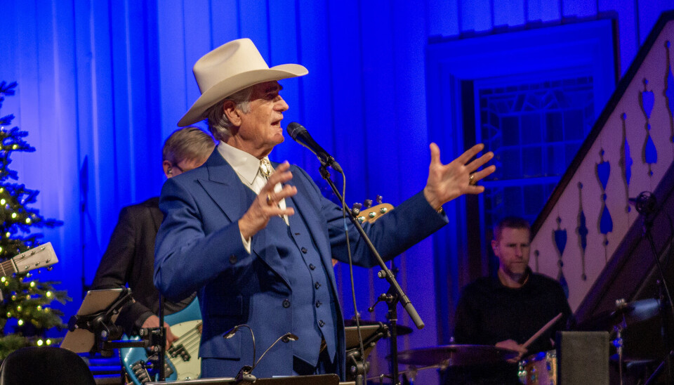 Bjøro Håland viste publikum hvorfor han regnes som en legende innen norsk country. Med sin varme stemme og sjarmerende humor leverte han en rekke høydepunkter fredag kveld.
