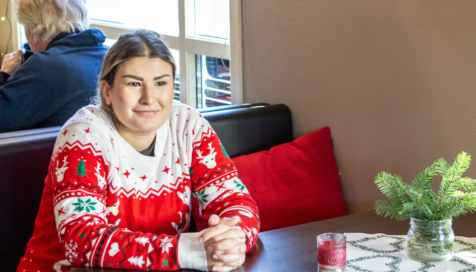 Leen Busch flyktet til Norge fra Syria i 2015. I dag er hun i fast jobb ved Søgne Konditori på Tangvall. Hun tror ikke urolighetene i Syria vil roe seg med det første.