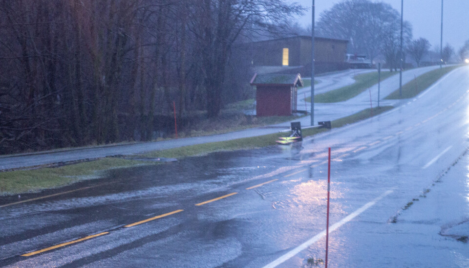 I nærheten av Føssa bru kan det oppstå vann i begge kjørebanene ved større nedbørsmengder.