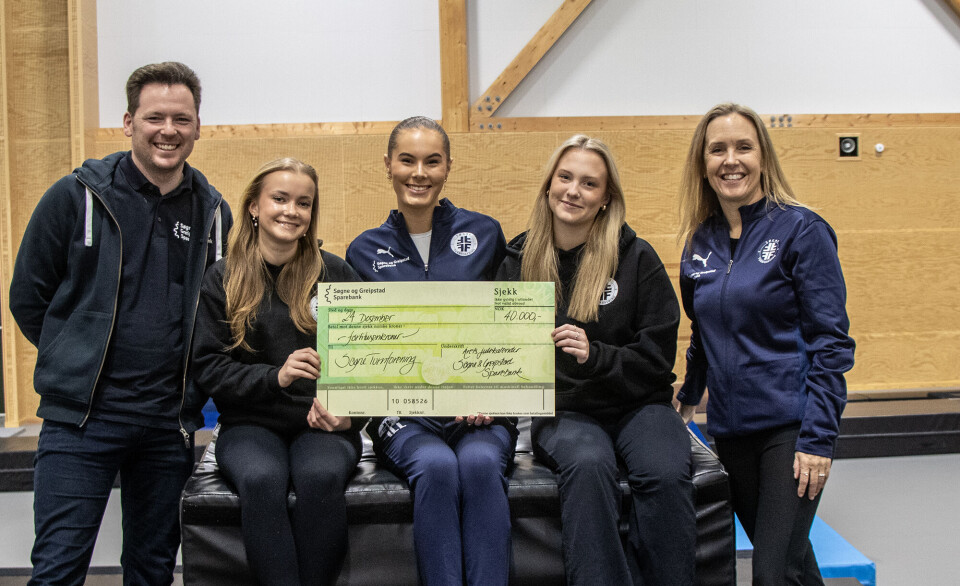 Bård Holmen Solvik fra Søgne og Greipstad sparebank har nettopp gratulert Søgne turnforening med seier i bankens julekalender 2024. Med gavesjekken Marie Solhøi, Ida Lovise Løvdal og Eva Ingebrigtsen. Daglig leder i klubben, Heidi Ingebrigtsen til høyre.