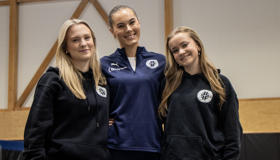 Tre glade unge trenere: Eva Ingebrigtsen, Ida Lovise Løvdal og Marie Solhøi