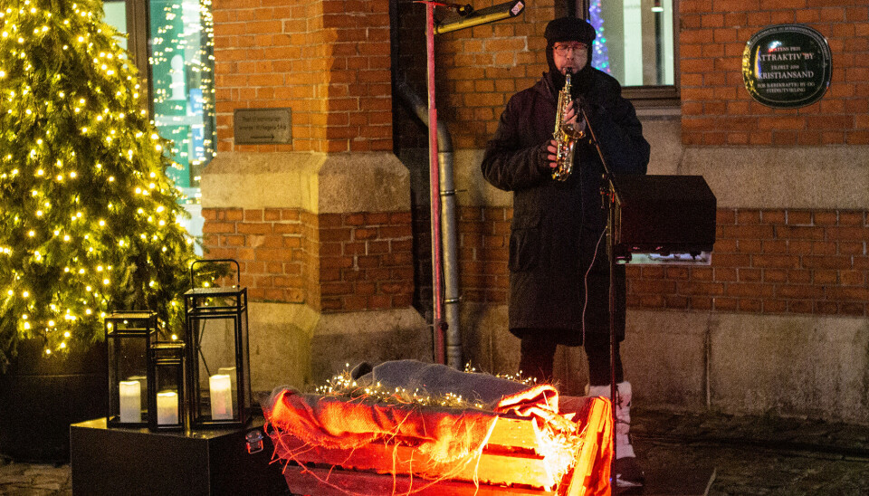 For 23. året spiller Tore Ljøkjel fra Søgne vakre juletoner på sin saksofon utover torvet og julemarkedet i Kristiansand