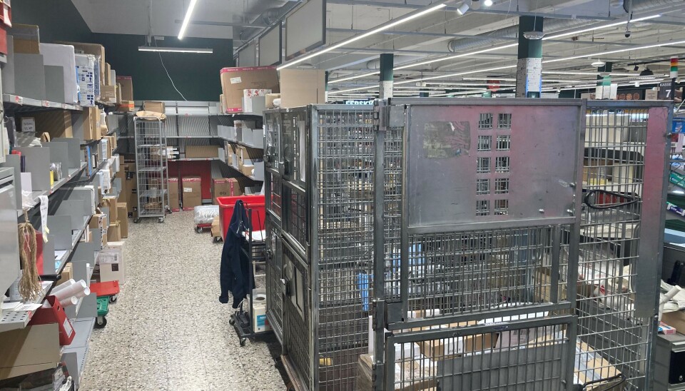 – Det ligger fortsatt pakker igjen i posthyllene, og det er tydelig at noen av dem er julegaver, hevder postansvarlig ved Coop Mega i Søgne.