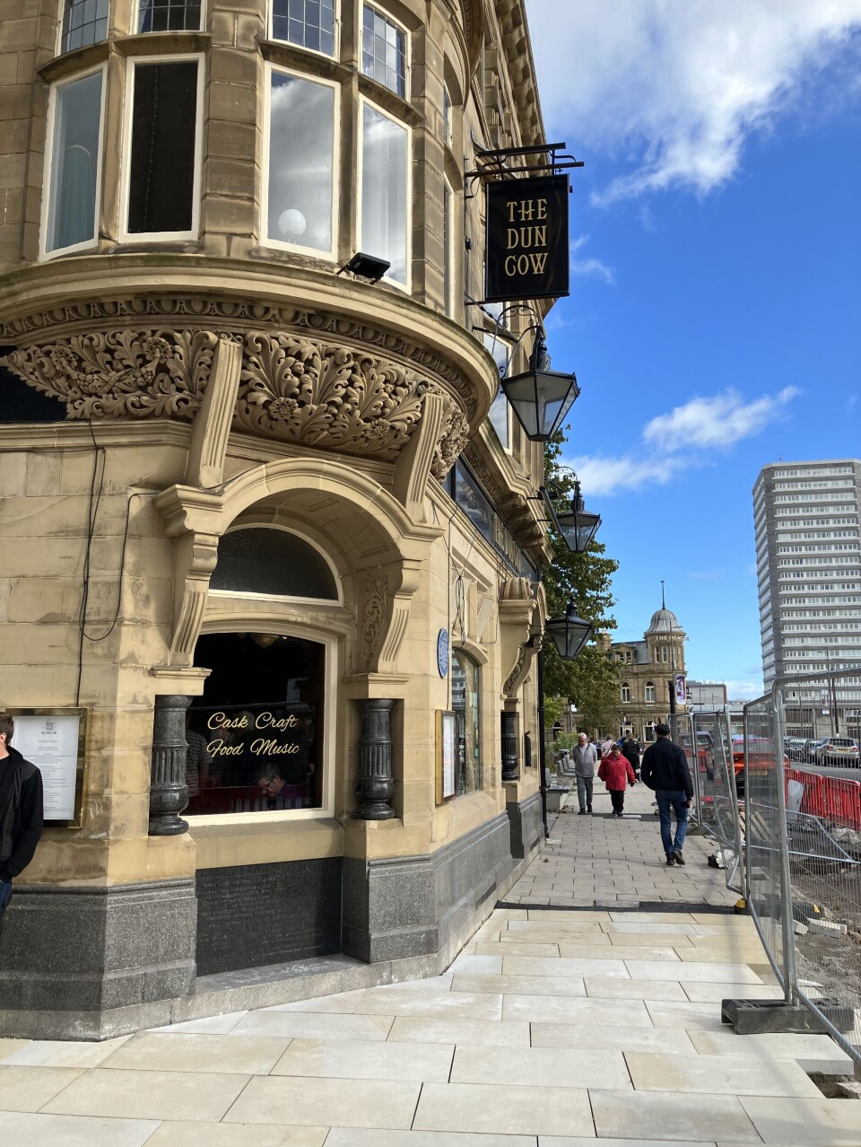 Repstad forteller om god pubkultur før kampene. Puben The Dun Cow er en av pubene Sunderlandfansen samles på før kampene. Har vært pub her siden 1834.