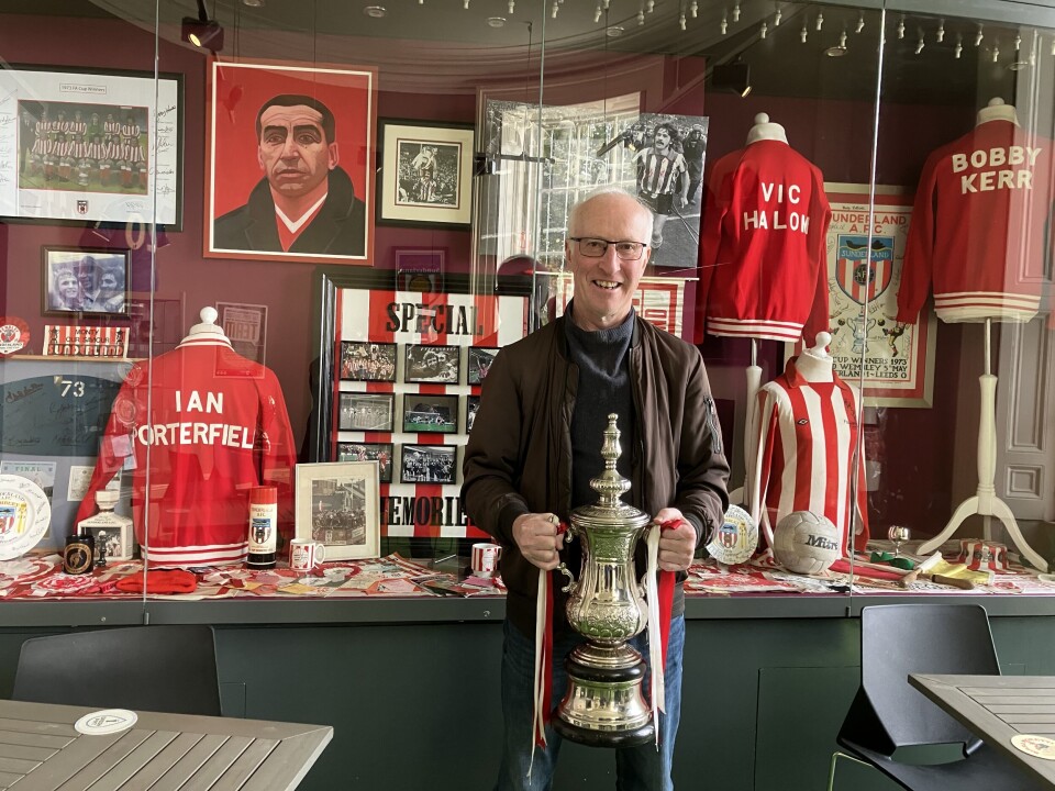 Kopi av pokalen da Sunderland vant FA-cupen i 1973, og en av årsakene til at Repstad ble fotballentusiast og Sunderlandsupporter. Fra fotballmuseet i Sunderland.