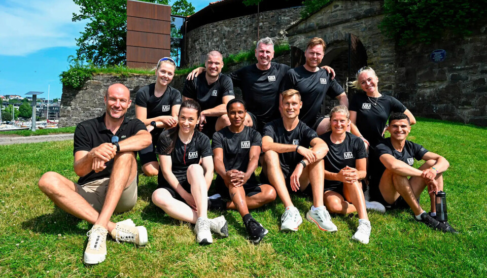Deltakerne i sesong 16 av Mesternes mester er på plass i Kristiansand. Lengst til venstre programleder Aksel Lund Svindal. Bak fra venstre: Johanne Killi, Kai Robin Havnaa, Simen Agdestein, Erlend Mamelund, Gyda Bloch Thorsen. Foran fra venstre: Kristin Harila, Fatima Pinto, Tobias Becs, Hedda Berntsen og Tarik Elyounoussi.